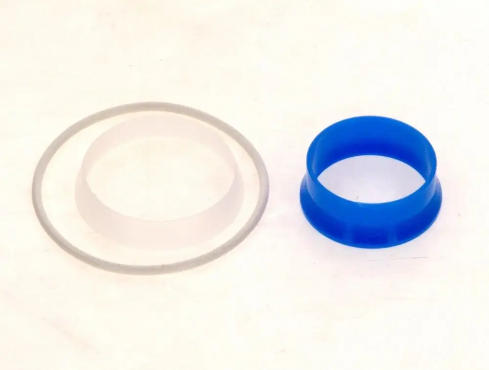 Zwei Dichtungsringe in unterschiedlichen Farben, der eine transparent und dünn, der andere blau und breiter, präsentiert auf einem hellen Hintergrund. Marke Bosch sichtbar.